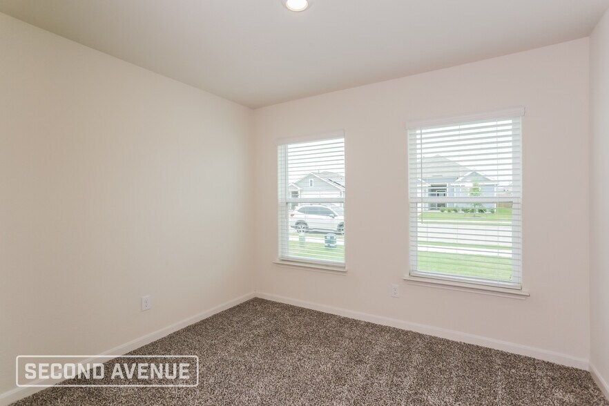 Building Photo - 1325 Woodwinds Dr