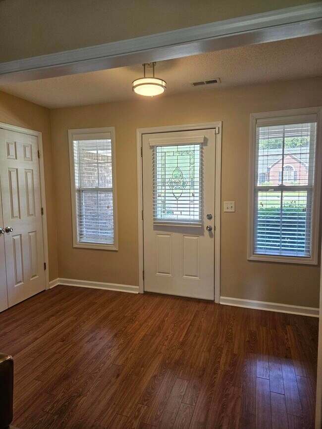 Building Photo - 2947 Sylvan Way