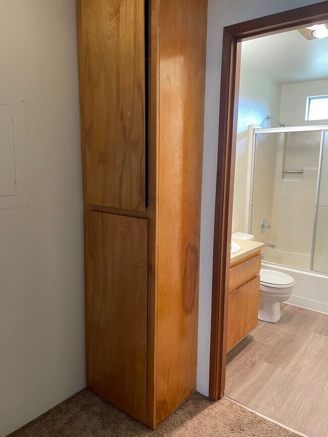 Building Photo - Very Nice 2 Bedroom 2 Bath Townhome