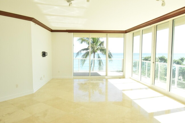 Building Photo - 1063 Hillsboro Mile