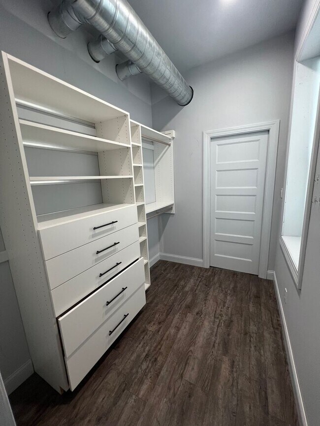 Building Photo - Historic Loft apartment