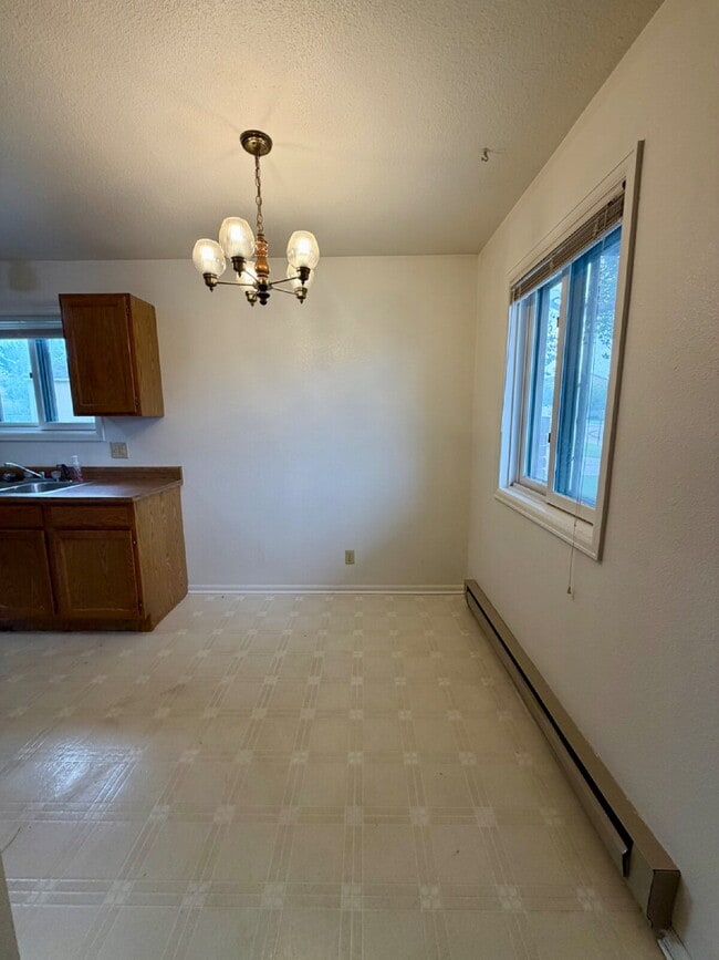 Building Photo - Main level two bedroom, one bathroom close to Greenway!