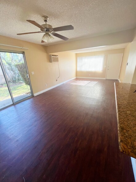 Building Photo - 835 S Oaks Ave