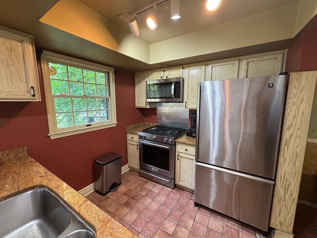 Building Photo - 102 Ravenwood Pl