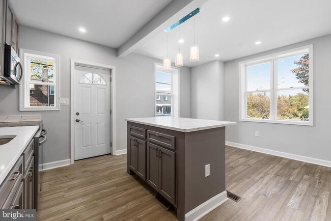 Building Photo - 1401 18th Pl SE