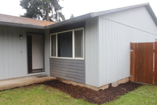 Building Photo - Three bed one bathroom house