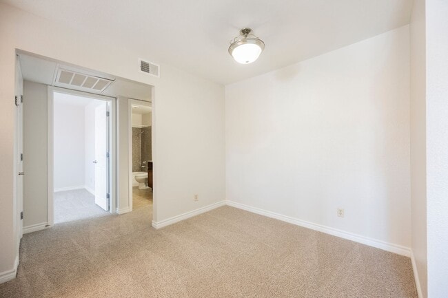 Building Photo - Beautiful 1 bedroom condo Resort style guard gated community