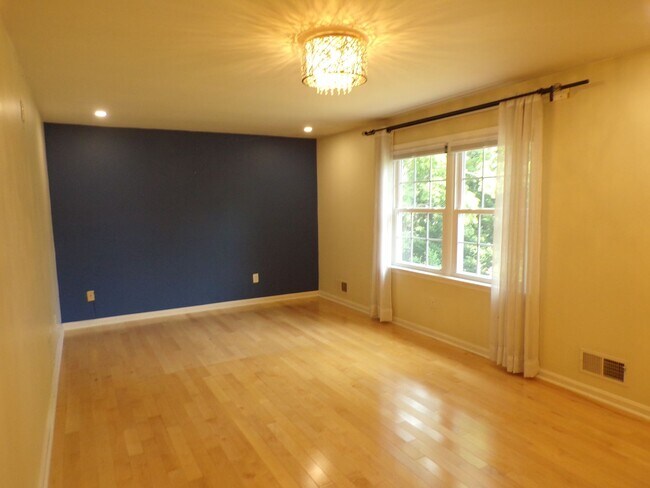 Building Photo - WOW Factor Home in Alexandria