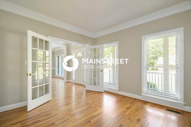 Building Photo - 5 Bedroom Pet-Friendly Home in Charlotte, NC with Main Street Renewal