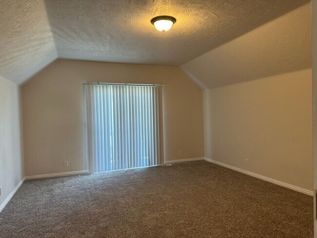 Building Photo - 943 Mount Hood Pl N