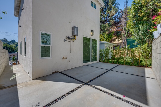 Building Photo - 2611 Hyperion Ave