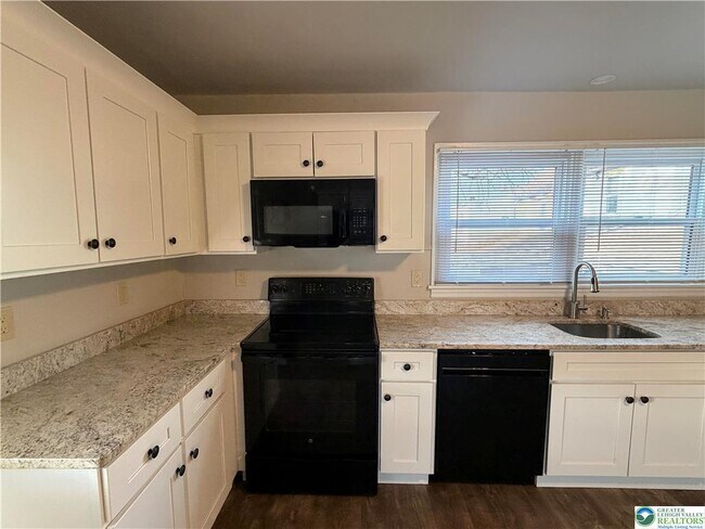 Building Photo - 32 N Front St