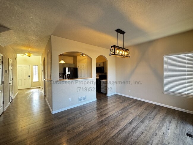 Building Photo - Gorgeous 5 Bedroom House in Security-Widefield