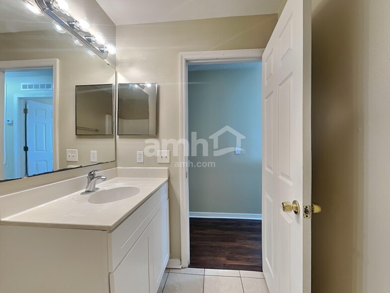 Building Photo - 12621 Lake Vista Dr