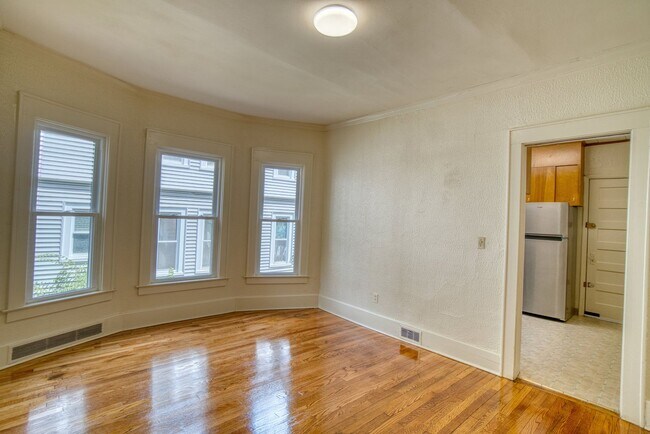 Building Photo - 689 Allen St