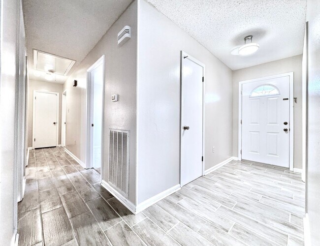 Building Photo - Beautiful Sherwood Oaks 3BR/2BA Home With Patio, Carport & Security Features!