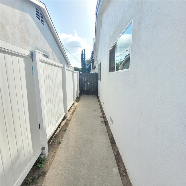 Building Photo - 5651 Radford Ave