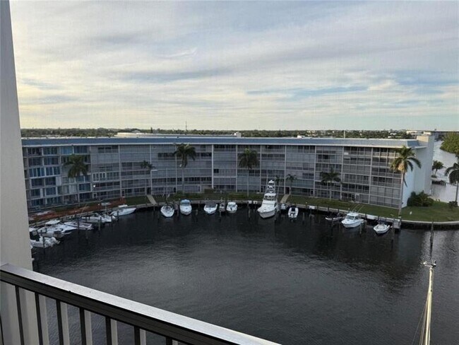 Building Photo - 1537 E Hillsboro Blvd