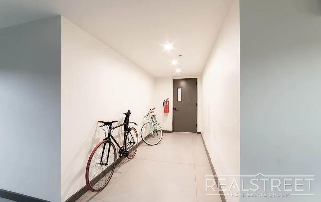 Building Photo - Spacious 2 Bed 2 Bath in Prospect Lefferts Gardens - Rooftop Access & More!