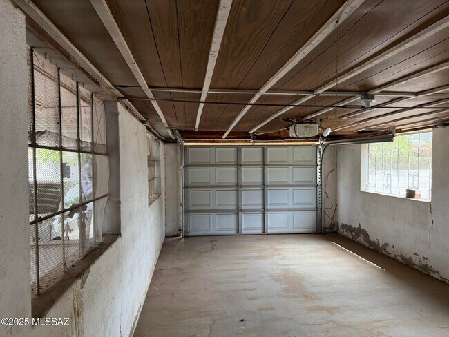 Building Photo - 2856 N Cherry Ave