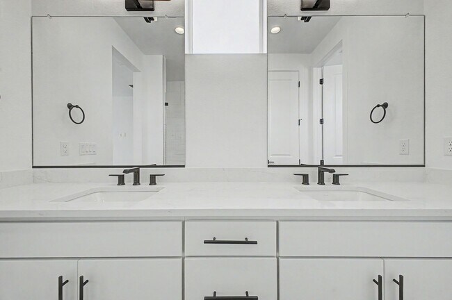 Building Photo - 707 Saddle Dr