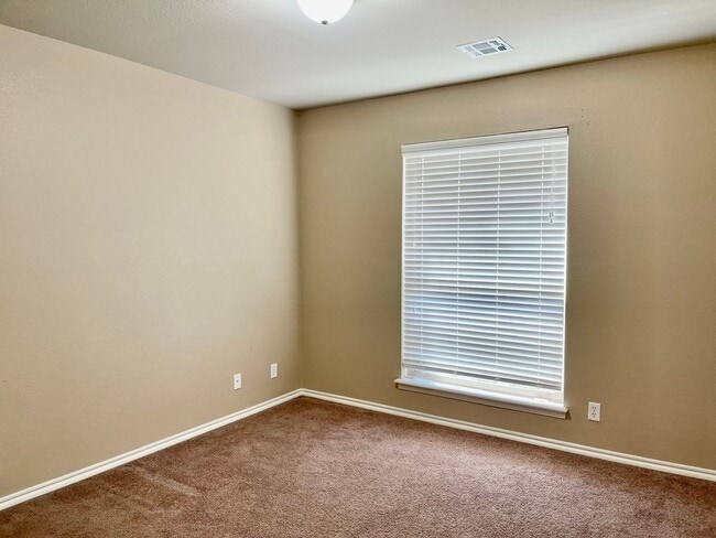 Building Photo - 4 bed 2 bath - Law Enforcement discount.