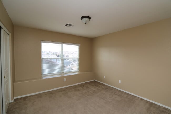 Building Photo - Beautiful Spacious 4 Bedroom Home!