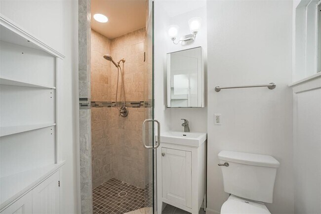Building Photo - 10915 Cedarhurst Dr