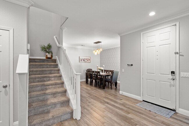 Building Photo - Gorgeous Eastlake Townhome!