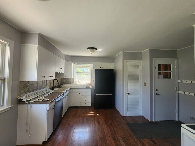 Building Photo - 805 E 32nd St