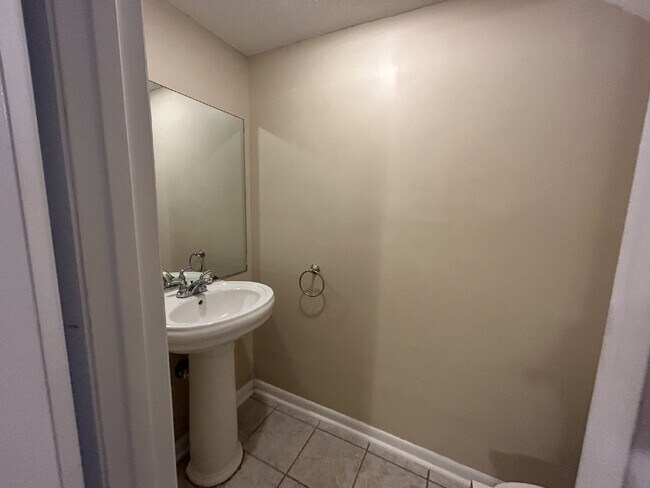 Building Photo - Townhouse for Rent