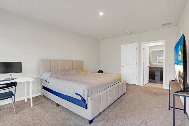 Building Photo - 712 Pomegranate Pl