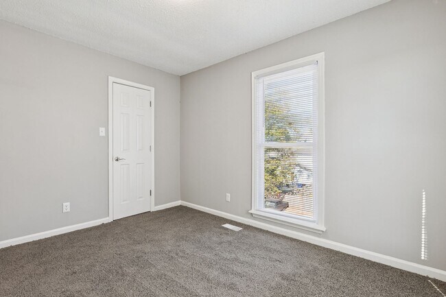 Building Photo - Fully Updated 2 Bedroom Unit!