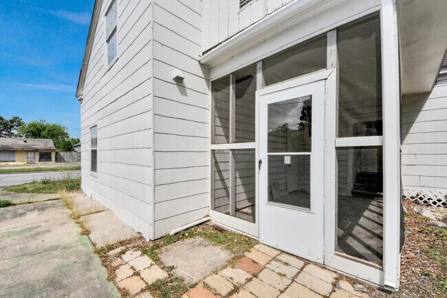 Building Photo - 7504 Elm St