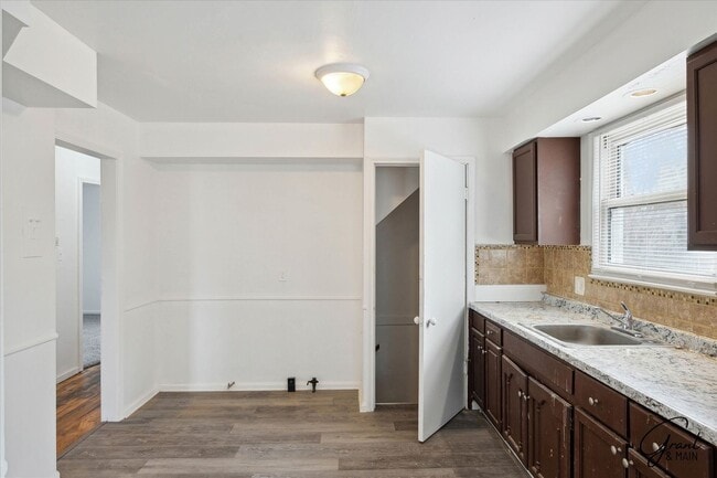 Building Photo - $1,250 - Charming 3 Bedroom Bungalow - Det...