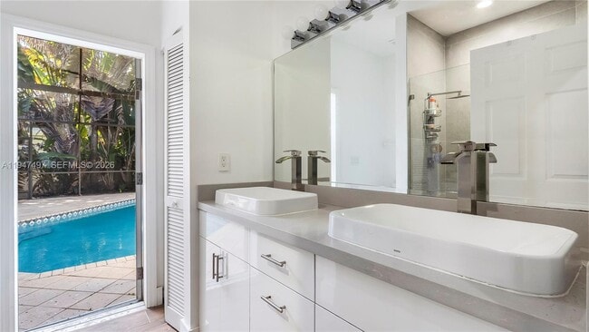 Building Photo - 2633 Oakbrook Dr