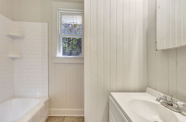 Building Photo - Great location