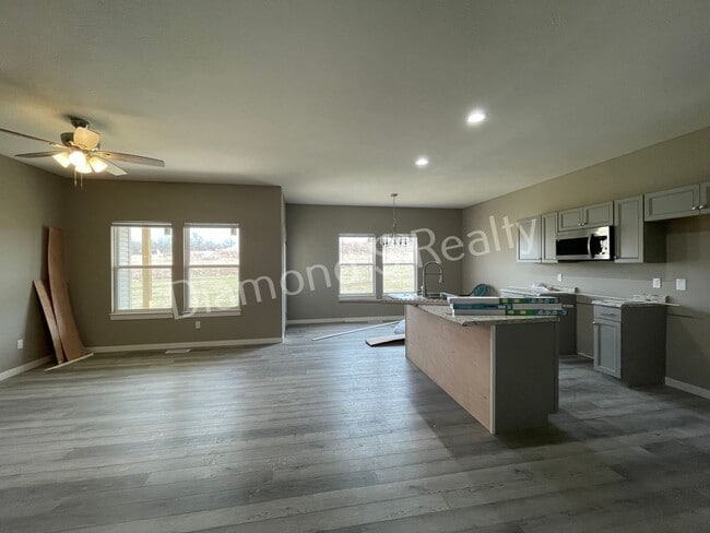 Building Photo - 4 Bedroom Home Available Early February - Great Neighborhood & Ozark Schools!