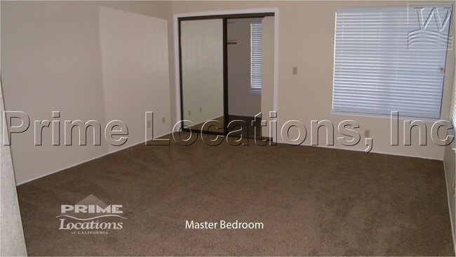Building Photo - A Welllington gated Community home