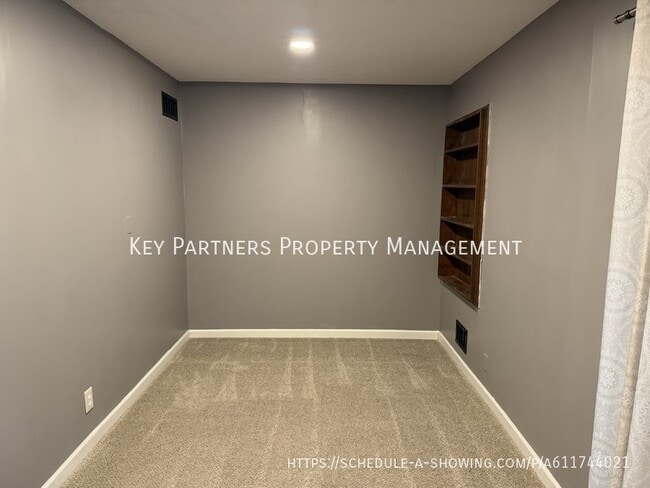 Building Photo - 821 S Edgemere Dr