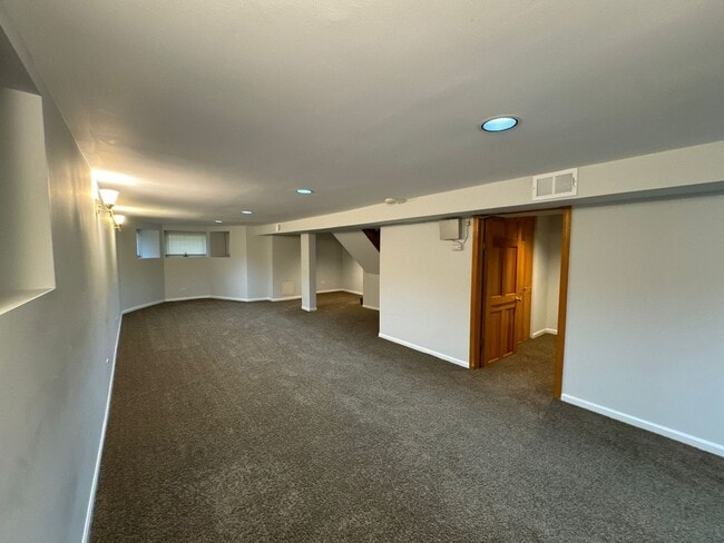 Building Photo - 923 W Fletcher St