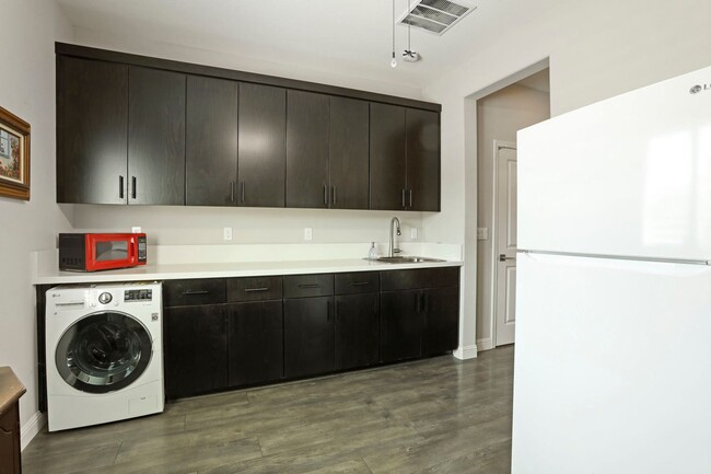 Building Photo - Spacious 5 Bedroom Home in Lodi with 1st f...