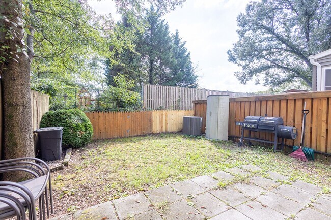Building Photo - Beautiful 3 BR/2.5 BA Townhome in Millersv...