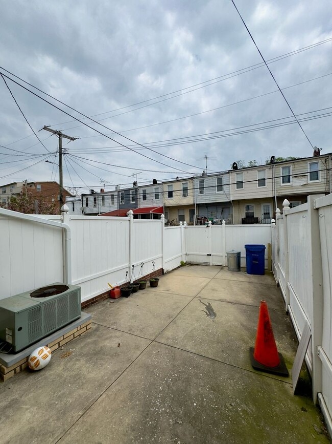 Building Photo - Charming 3 Bedroom/2.5 Bathroom Townhome in Greektown, MD!