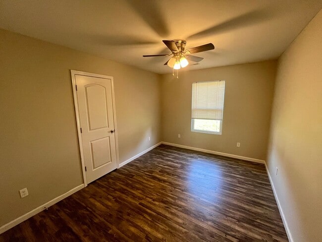 Building Photo - 3 Bed | 2 Bath | 1 Car Garage