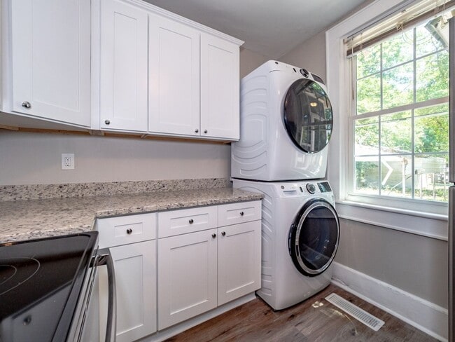 Building Photo - Oversized Renovated Downtown Cottage