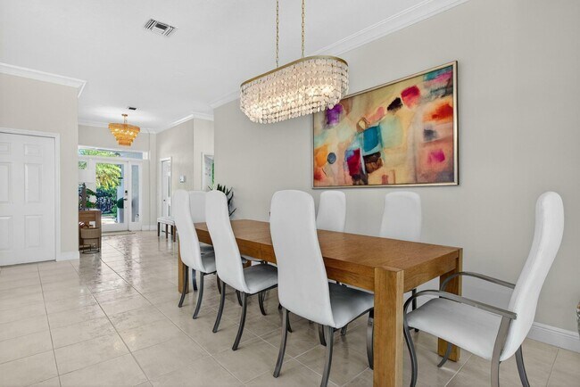 Building Photo - 513 S Riverside Dr