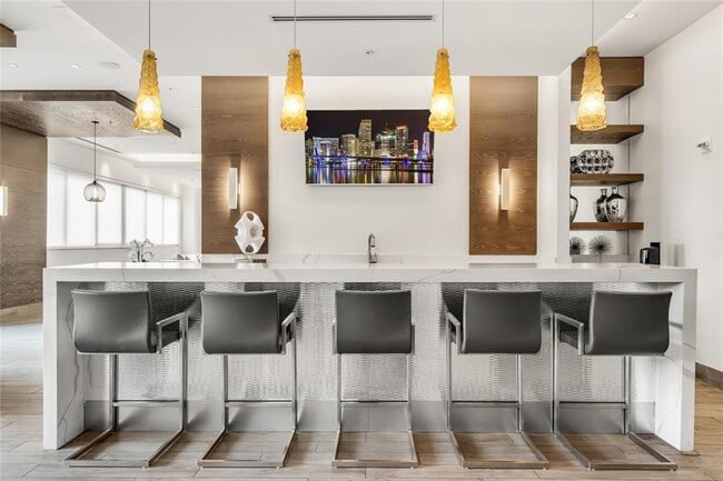 Building Photo - 999 SW 1st Ave