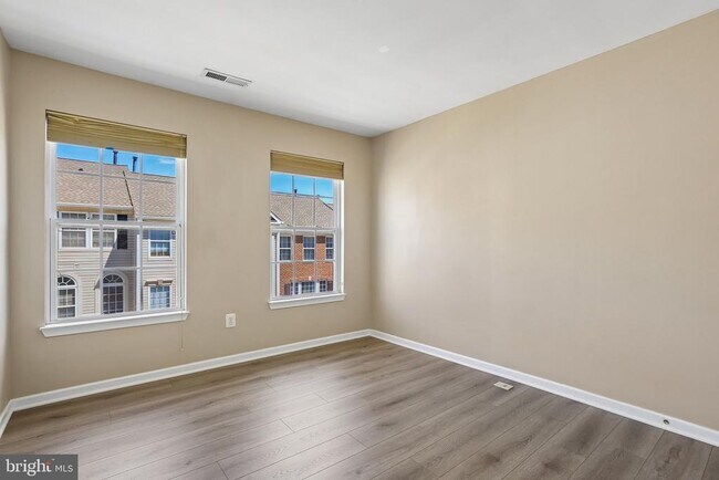 Building Photo - 7721 Valley Oak Dr
