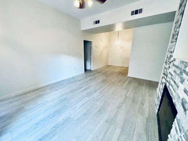 Building Photo - 2305 W Horizon Ridge Pkwy